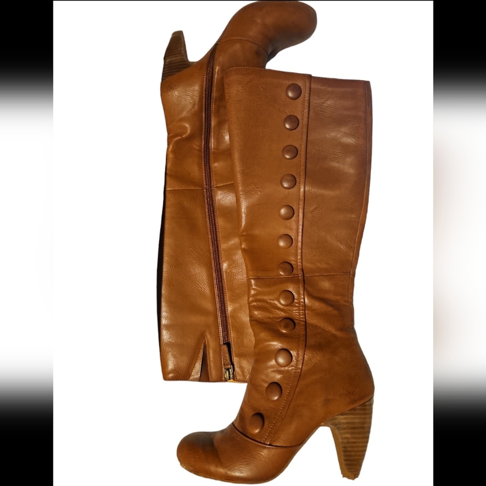 Crown Vintage Knee high heeled boots with buttons